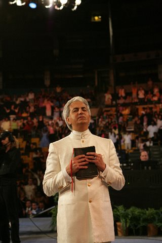 Benny Hinn: věřte a vozík už nebudete potřebovat. Benny Hinn: věřte a vozík už nebudete potřebovat.